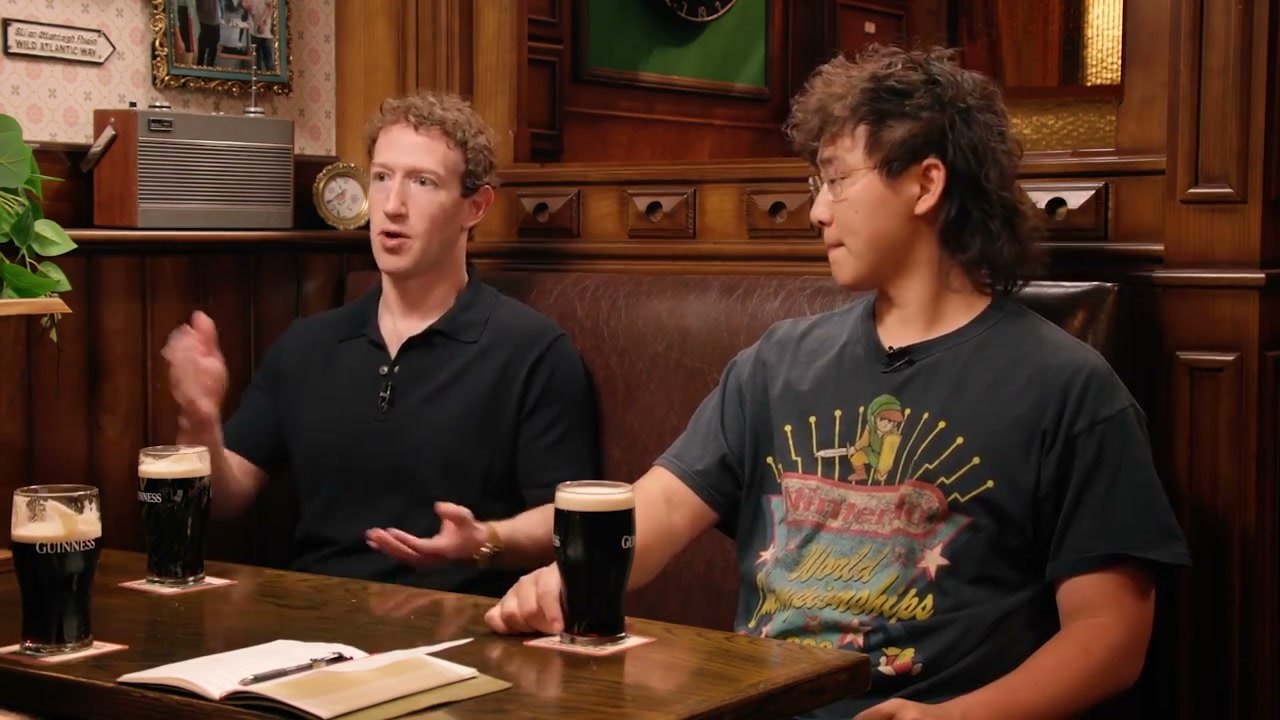 Cheeky Pint 펍 테이블에서 이야기하는 마크 저커버그와 알렉산더 왕